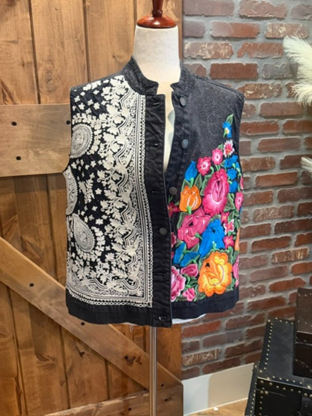 Chico’s Platinum Fleur Jardin Black Denim Vest Size 2 Floral Paisley Embroidered